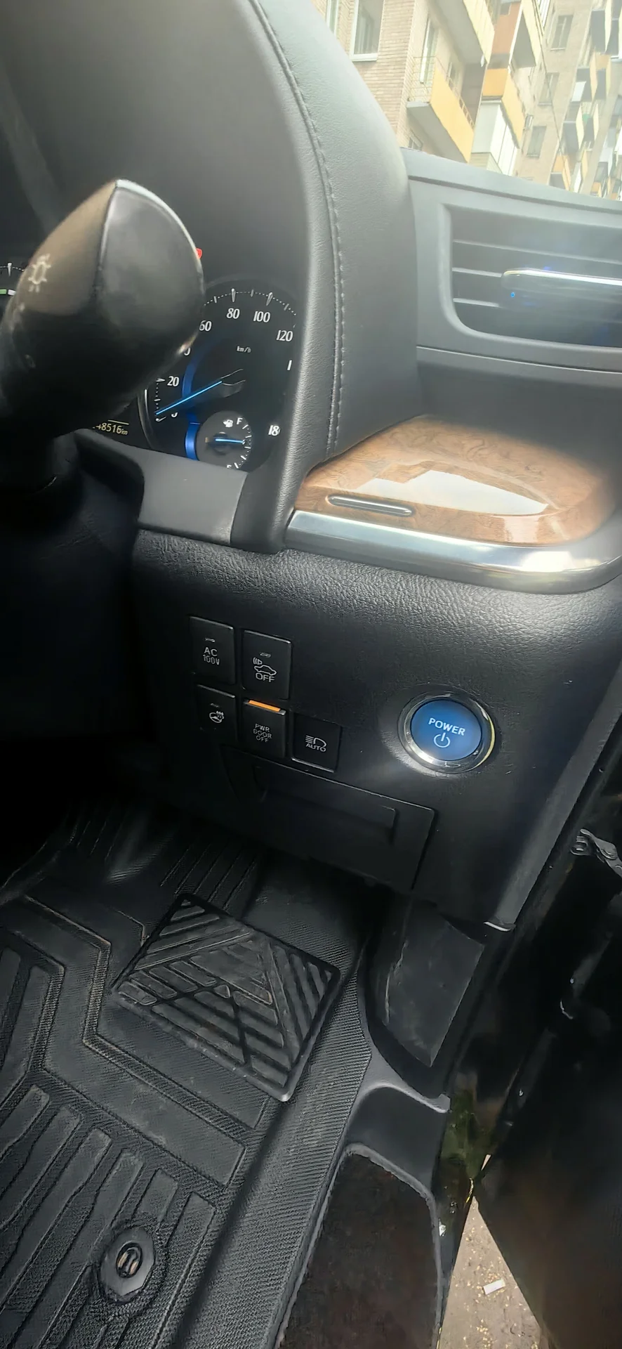 Toyota Alphard - миниатюра 8