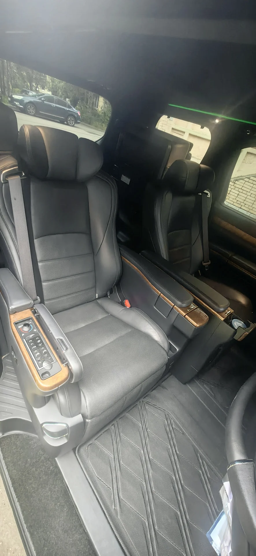 Toyota Alphard - миниатюра 10