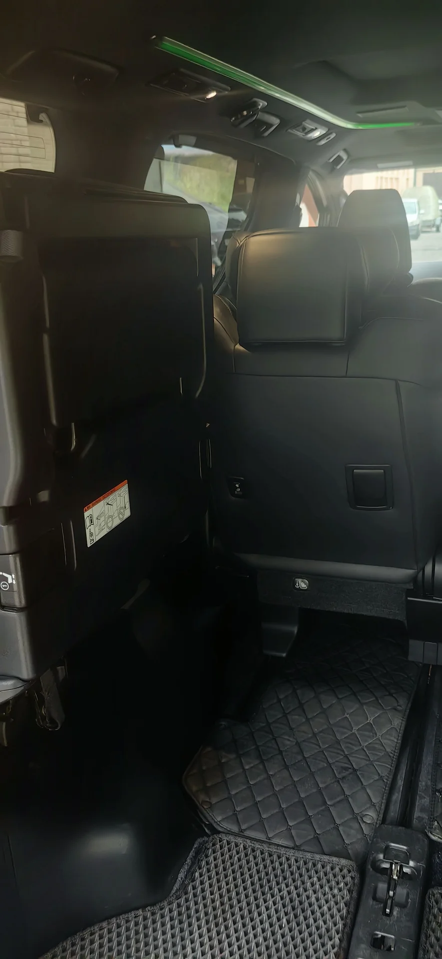 Toyota Alphard - миниатюра 20