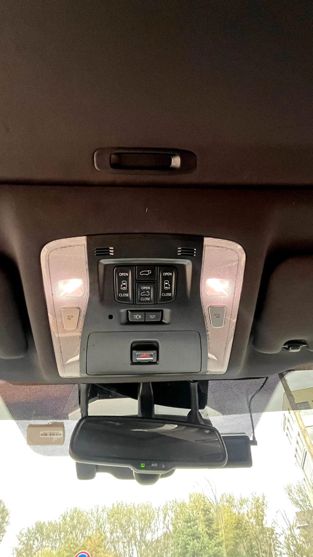 Toyota Alphard - миниатюра 21