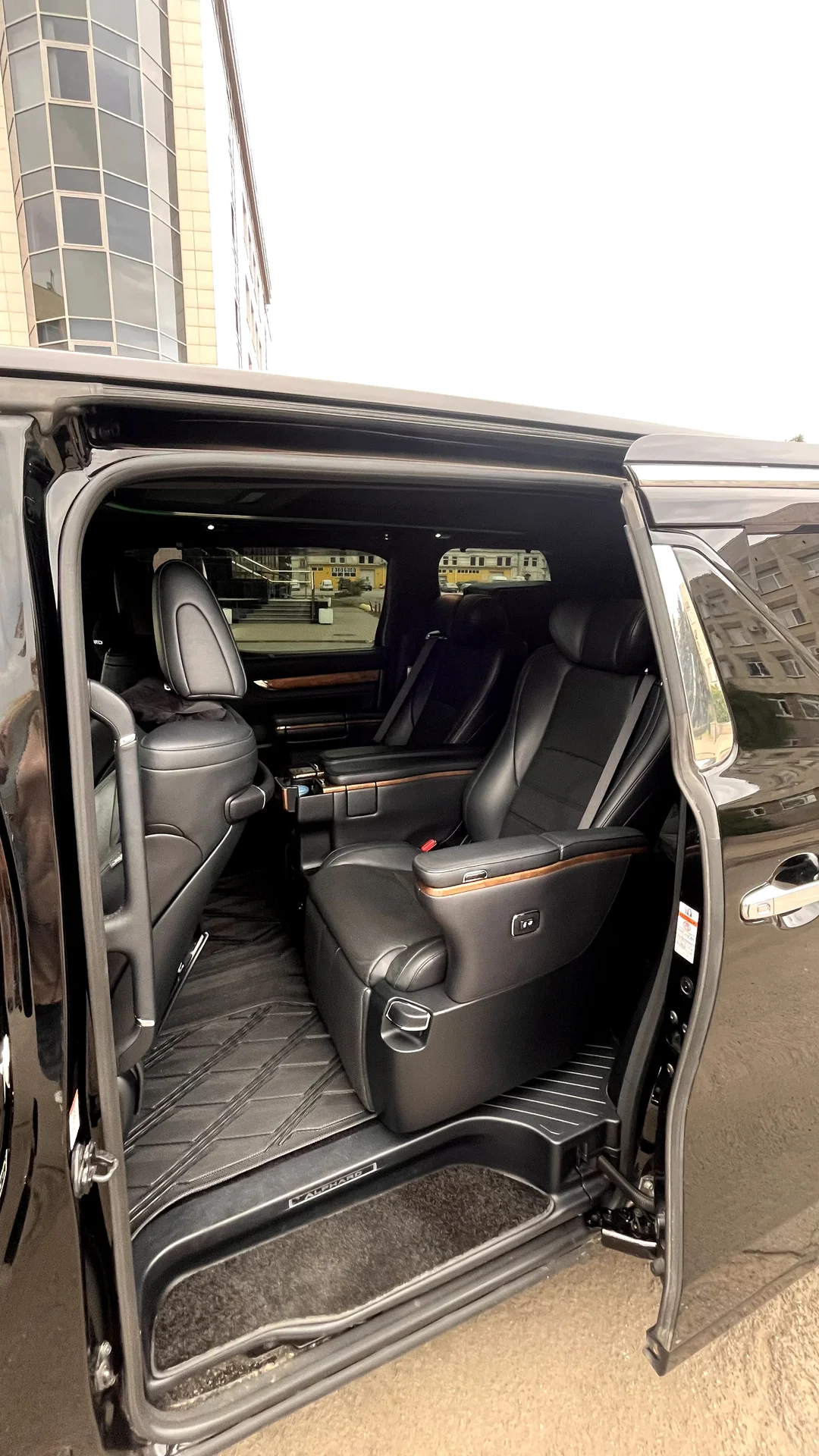 Toyota Alphard - миниатюра 30