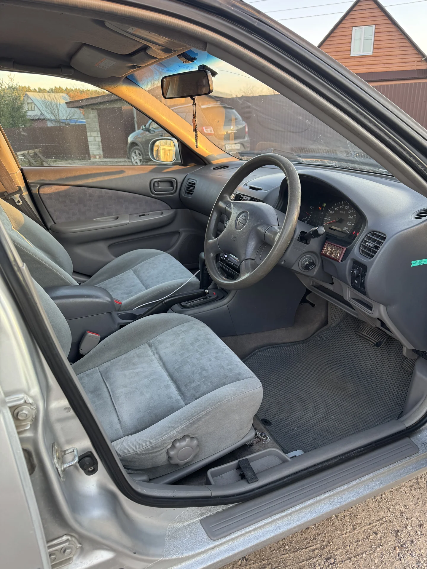 Nissan sunny - миниатюра 8