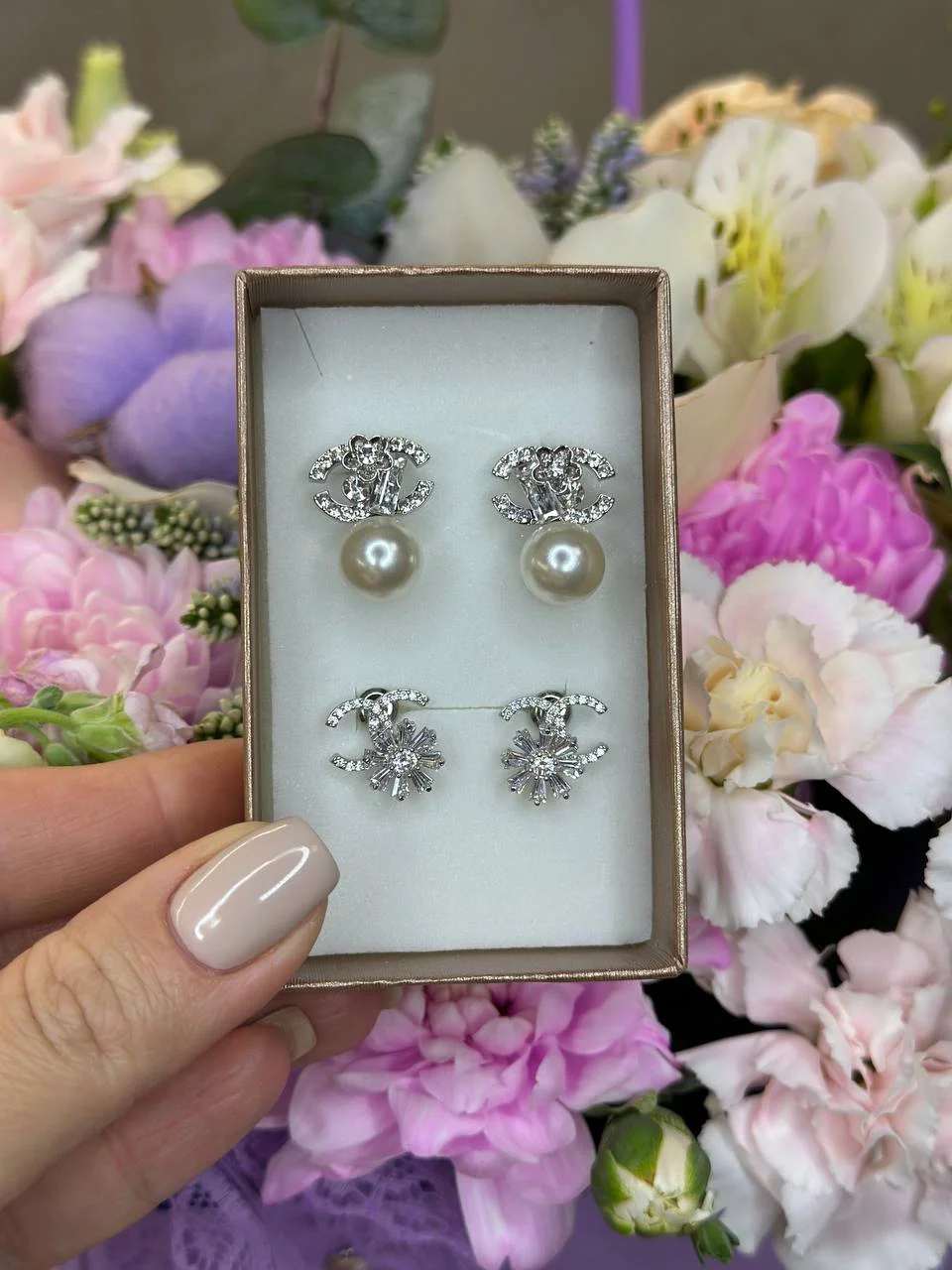 Серьги в стиле Chanel в подарочной упаковке новые - миниатюра 3