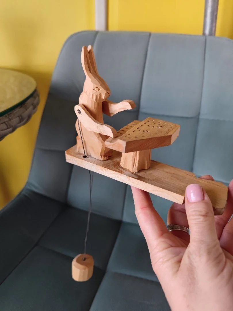 Игрушка заяц за роялем