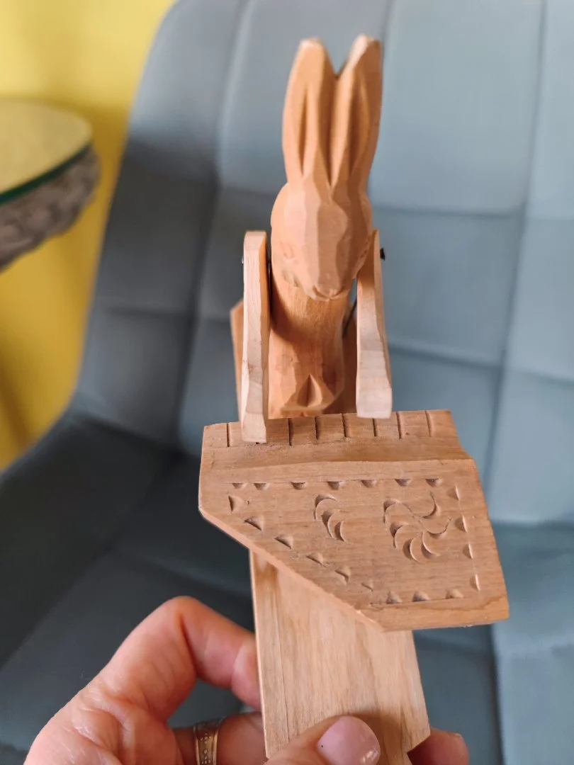 Игрушка заяц за роялем - миниатюра 3