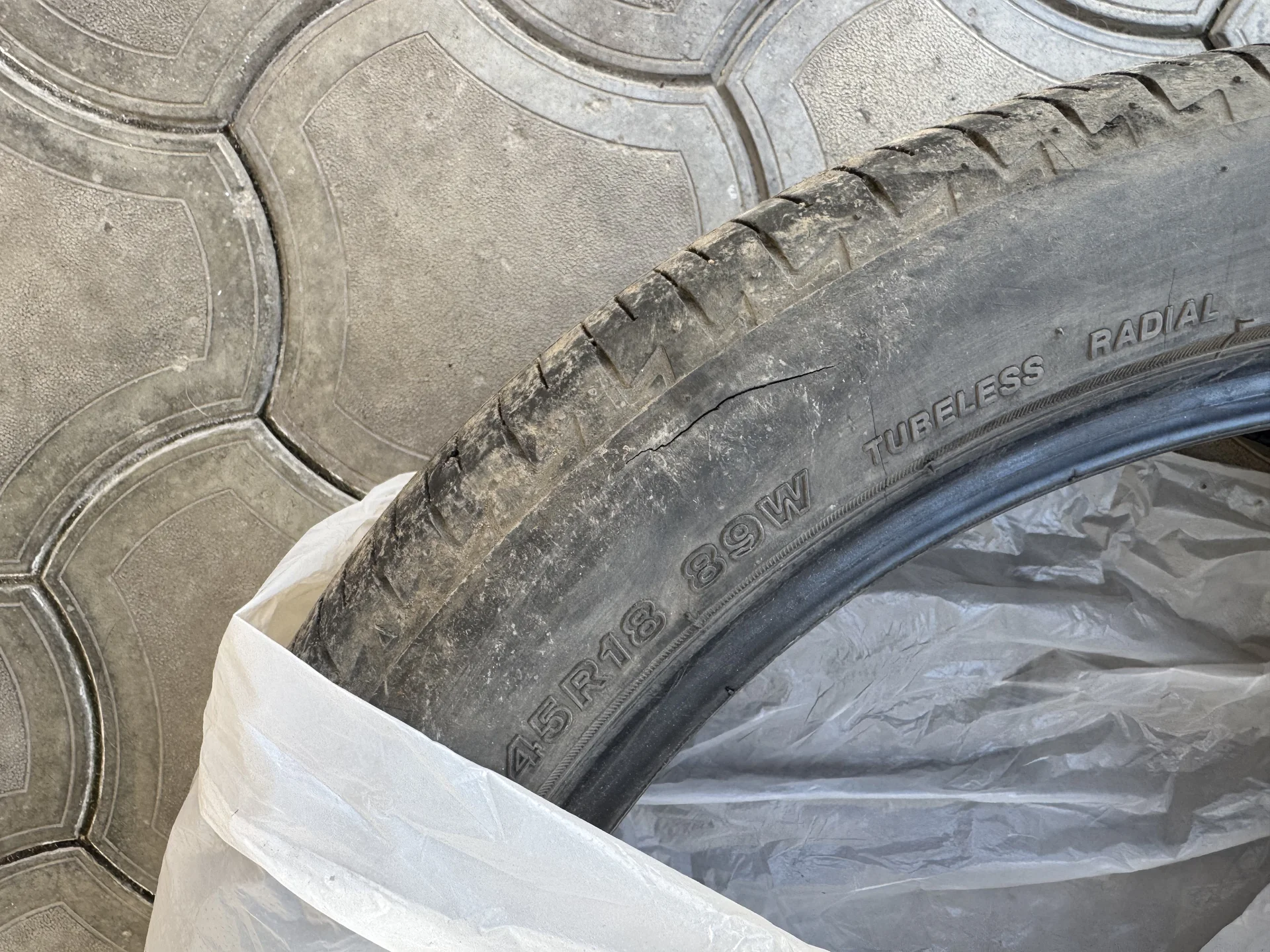 Bridgestone r18 215/45 летняя - миниатюра 2