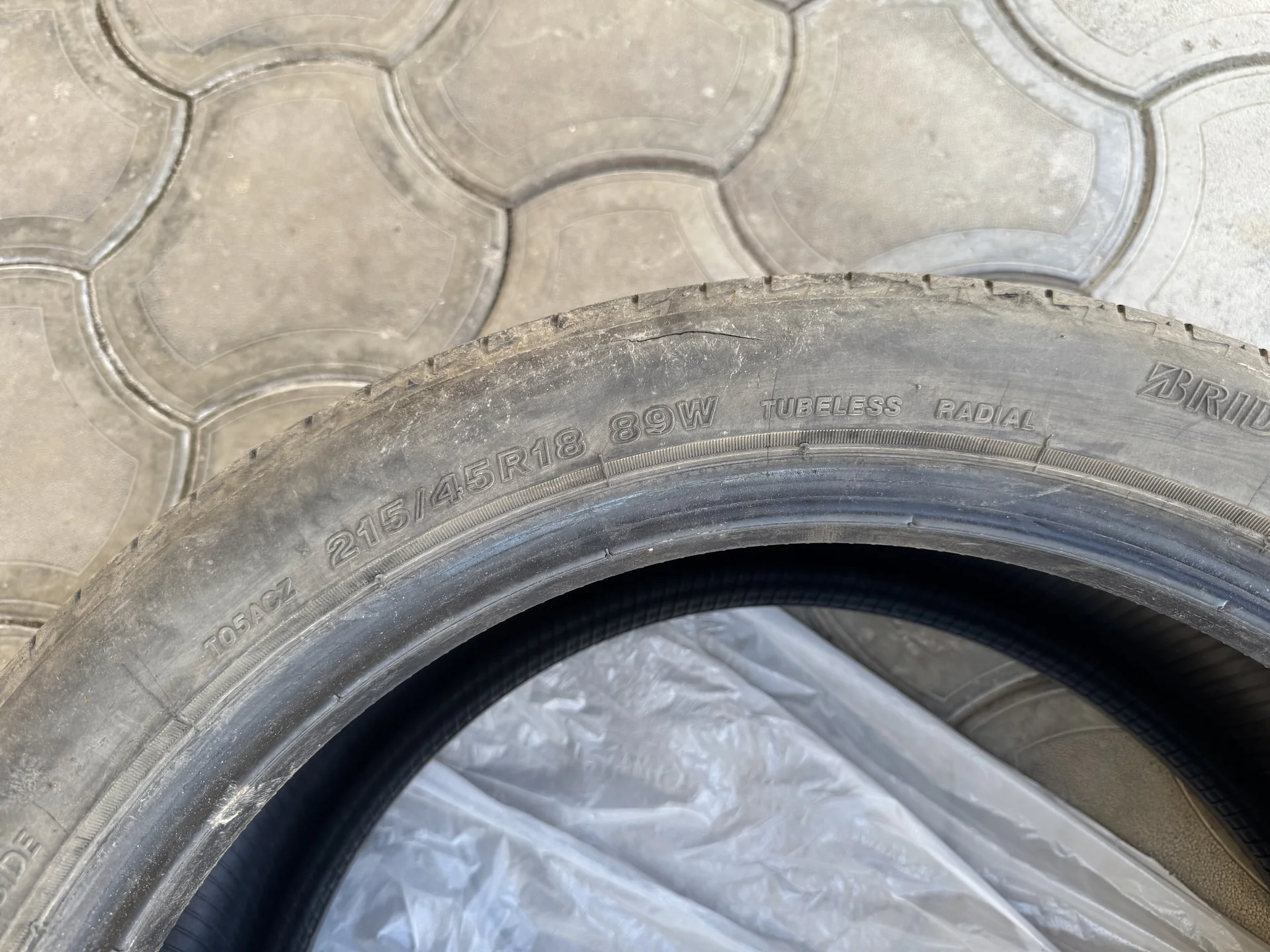 Bridgestone r18 215/45 летняя - миниатюра 4
