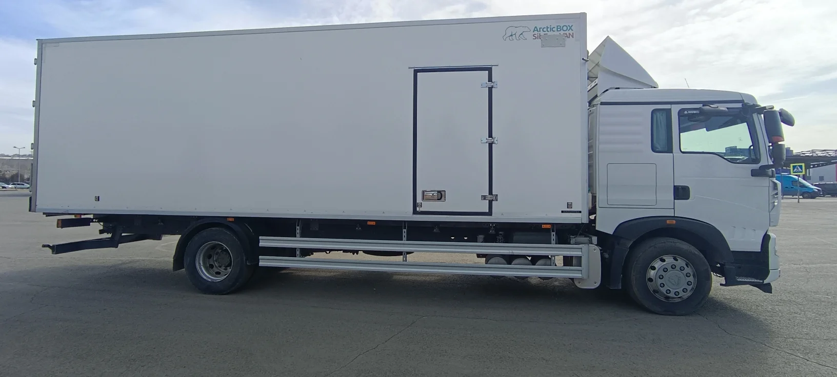 Фургон изотермический на шасси HOWO T5G 4х2 - миниатюра 2