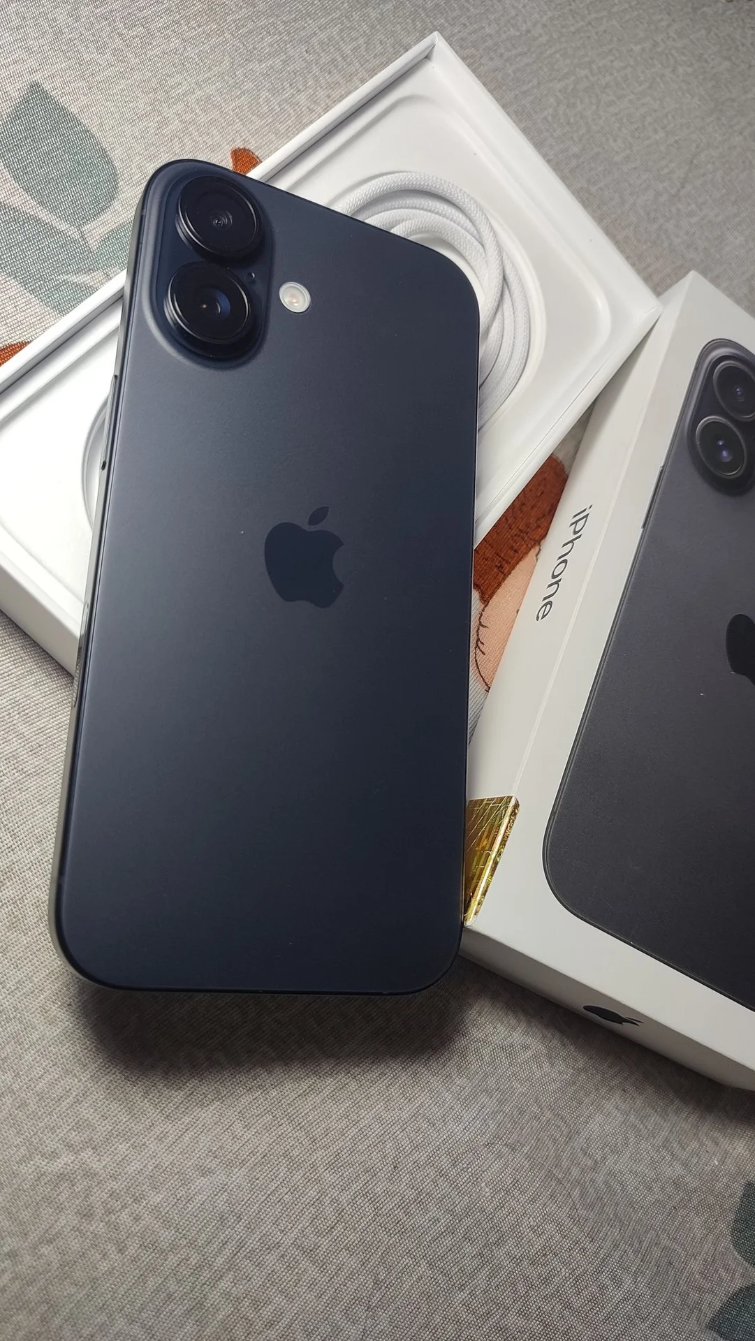 IPhone 16  Black 256 ГБ - миниатюра 3