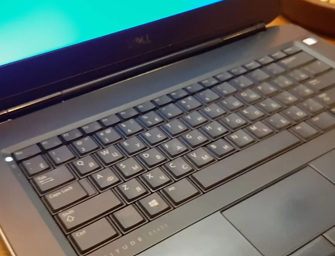 Ноутбук Dell на i5 8озу ссд256 для всех задач - миниатюра 3