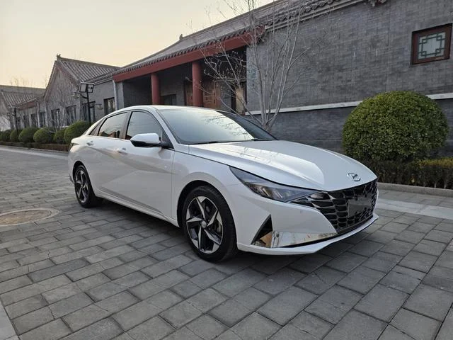Hyundai Elantra 1.5 CVT, Lux Premium Edition, 2023 - миниатюра 2