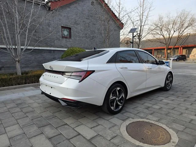 Hyundai Elantra 1.5 CVT, Lux Premium Edition, 2023 - миниатюра 3