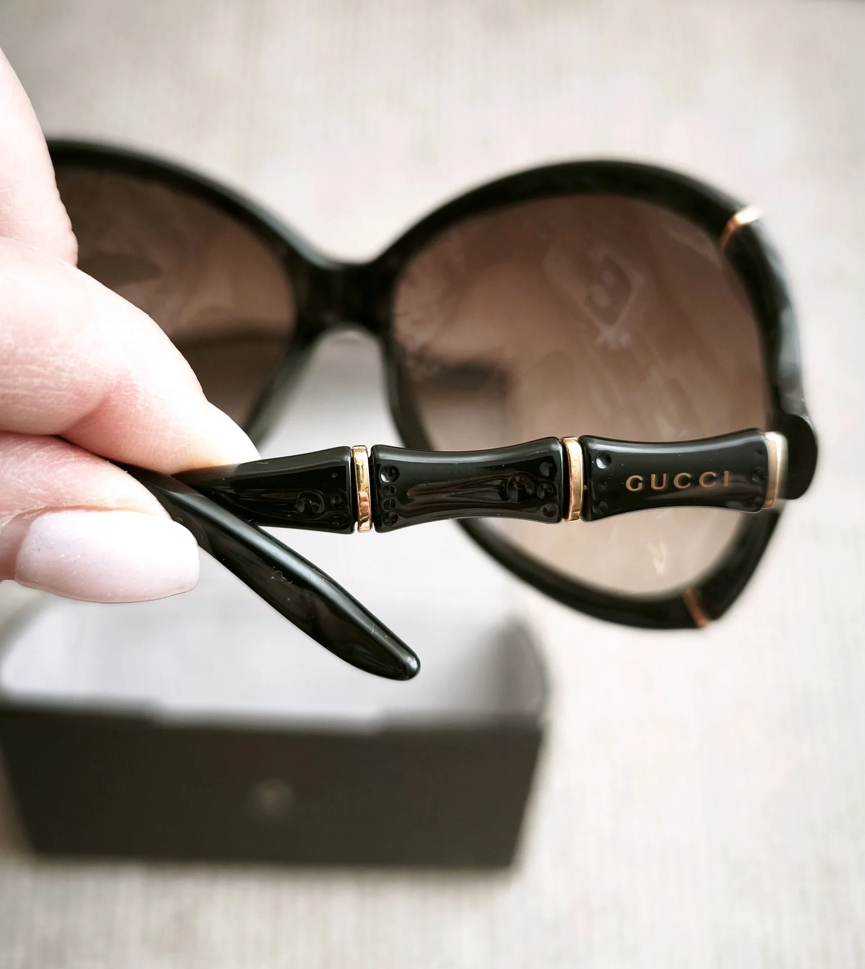 Очки Gucci женские солнцезащитные в кожаном футля - миниатюра 3