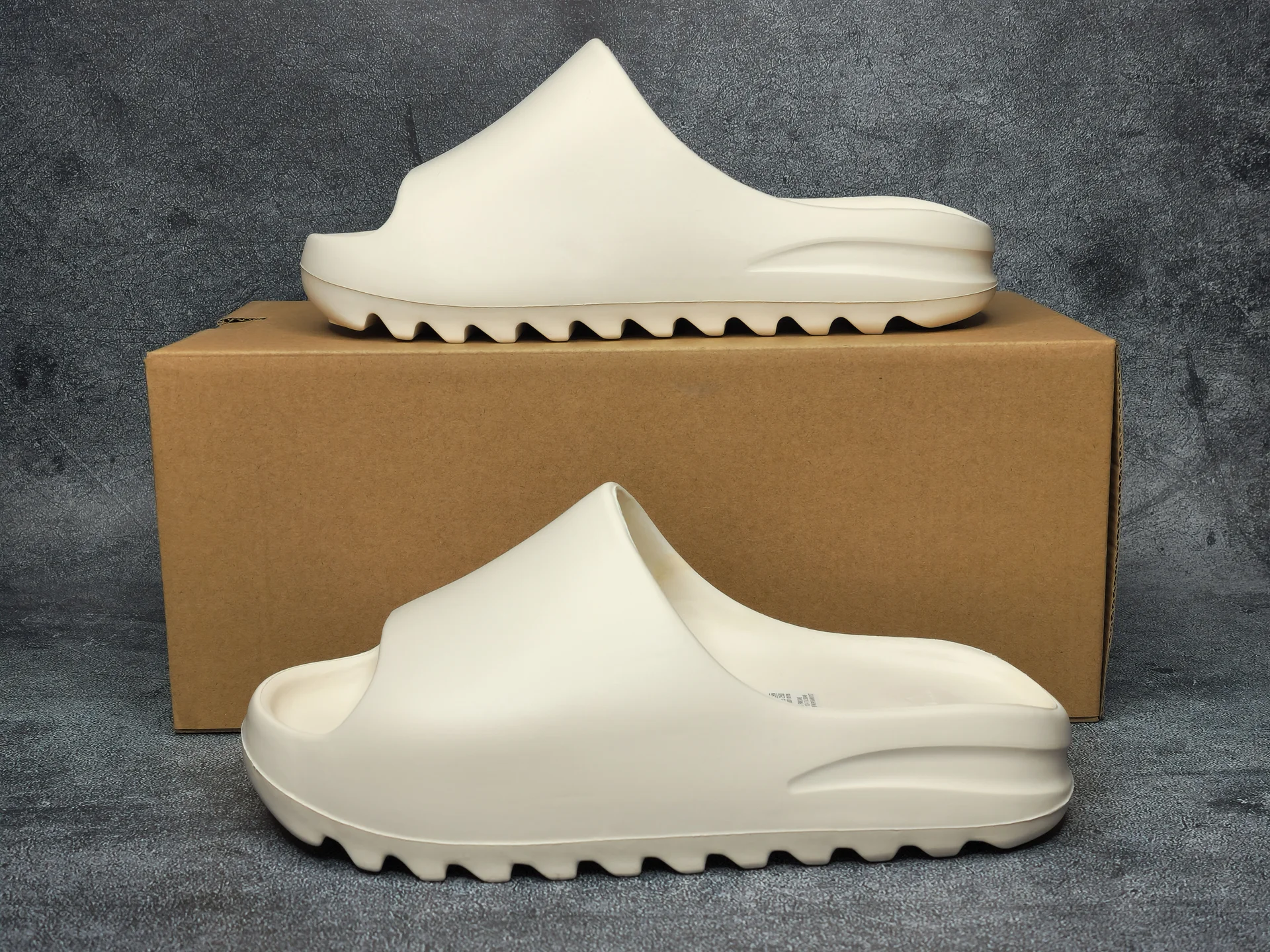 Тапочки Adidas Yeezy Slide - миниатюра 2