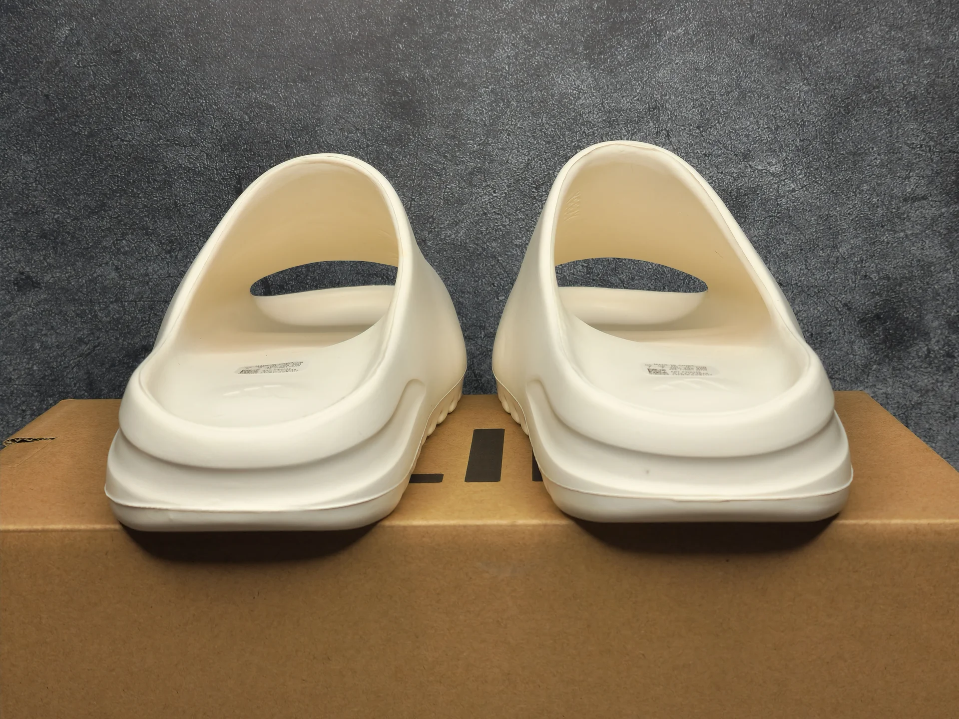 Тапочки Adidas Yeezy Slide - миниатюра 4