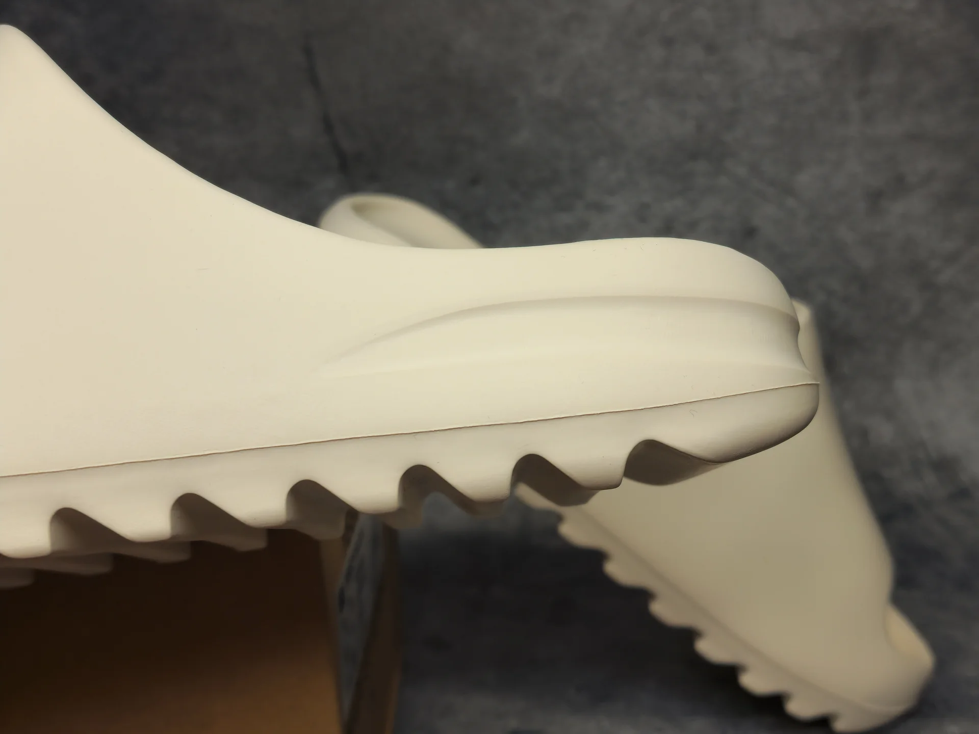 Тапочки Adidas Yeezy Slide - миниатюра 8