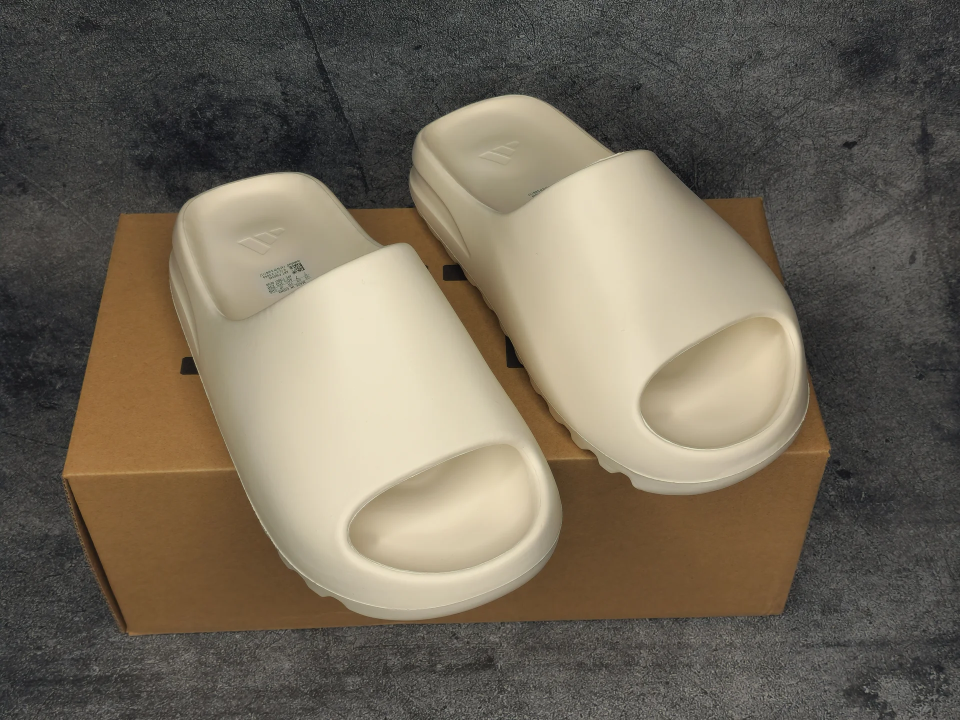 Тапочки Adidas Yeezy Slide - миниатюра 10