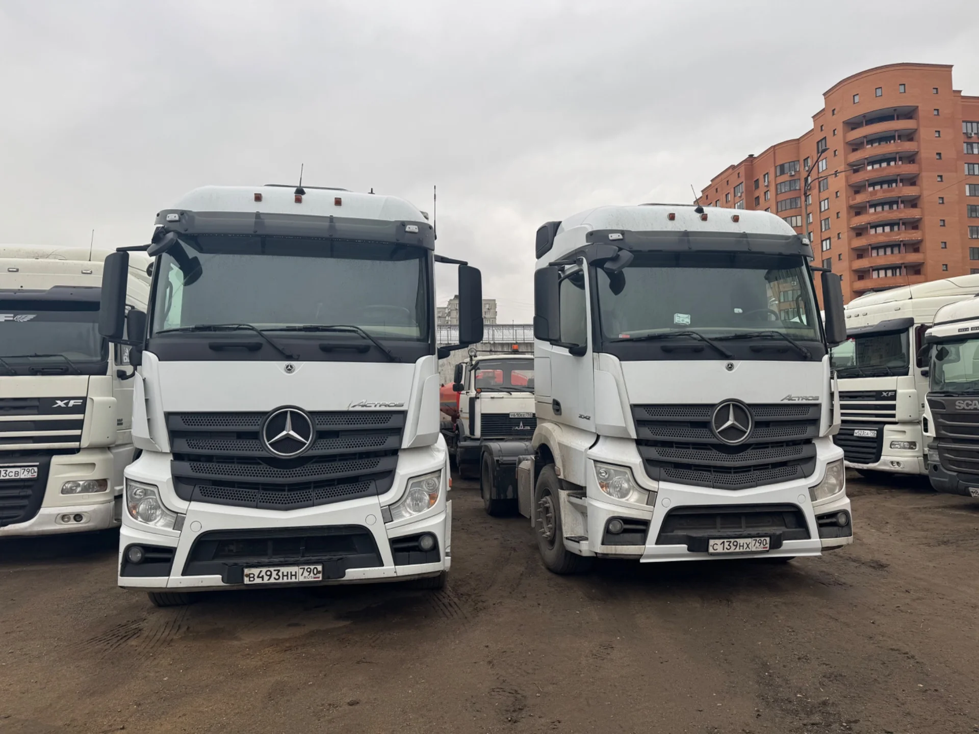 Тягач Mercedes 2020 год - миниатюра 2