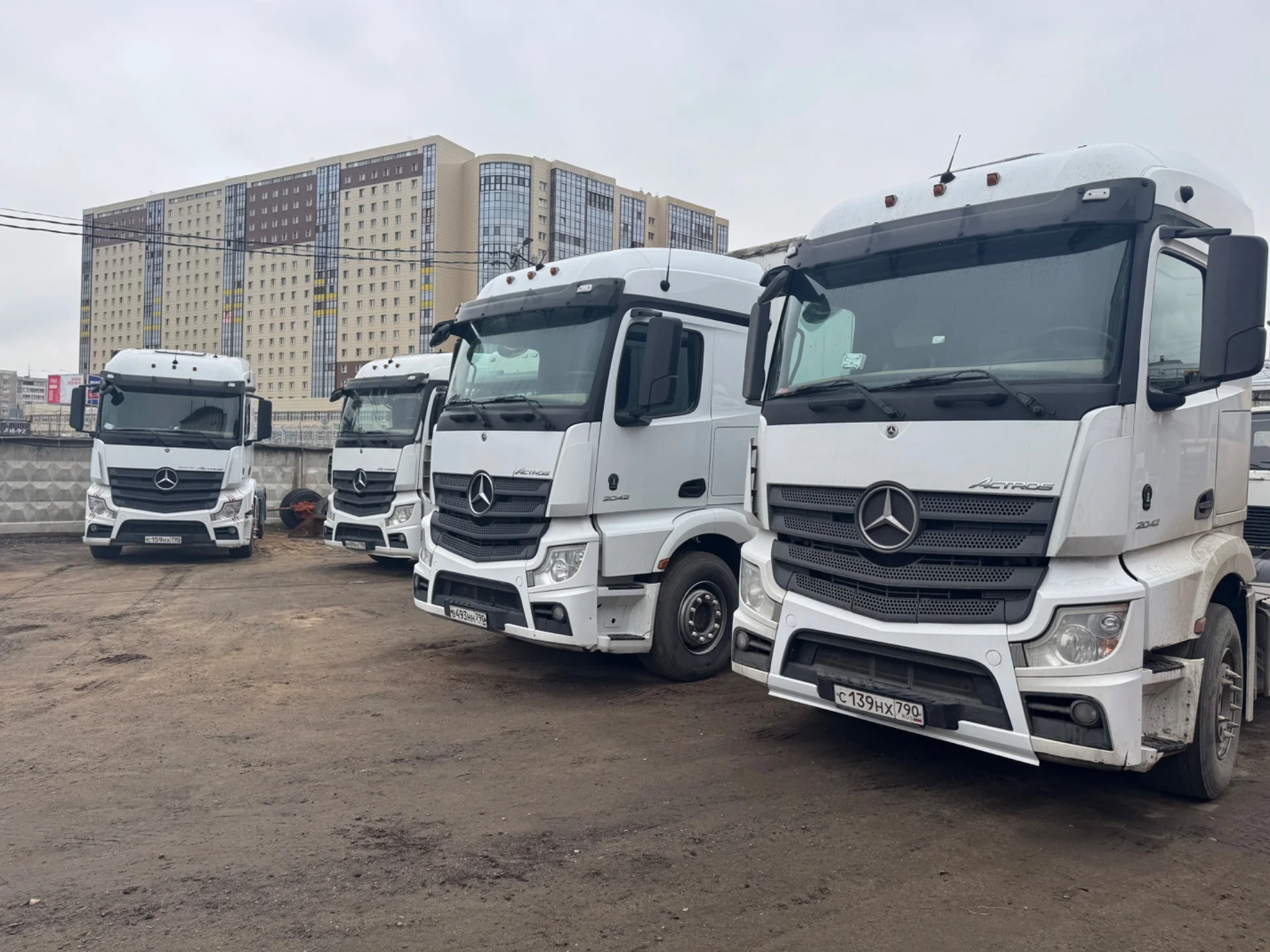 Тягач Mercedes 2020 год - миниатюра 3