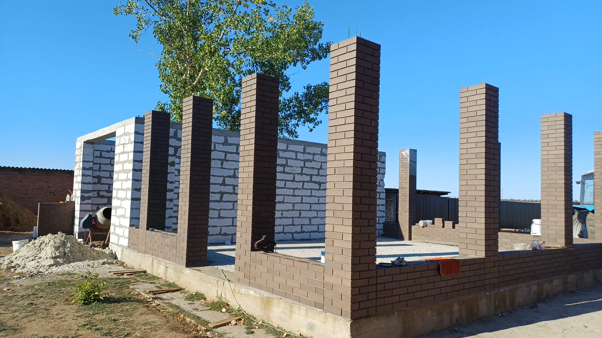 Кирпичная кладка,столбики, пристройки - миниатюра 5