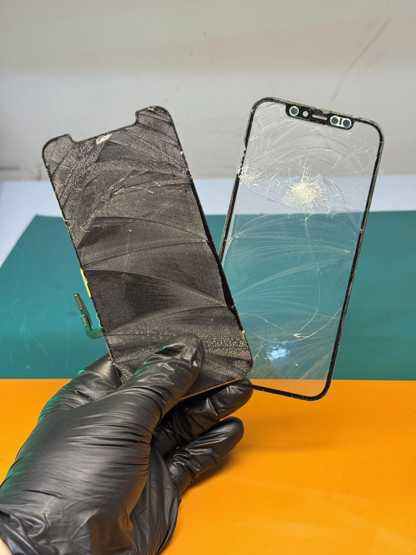 Замена стекла iPhone - миниатюра 9