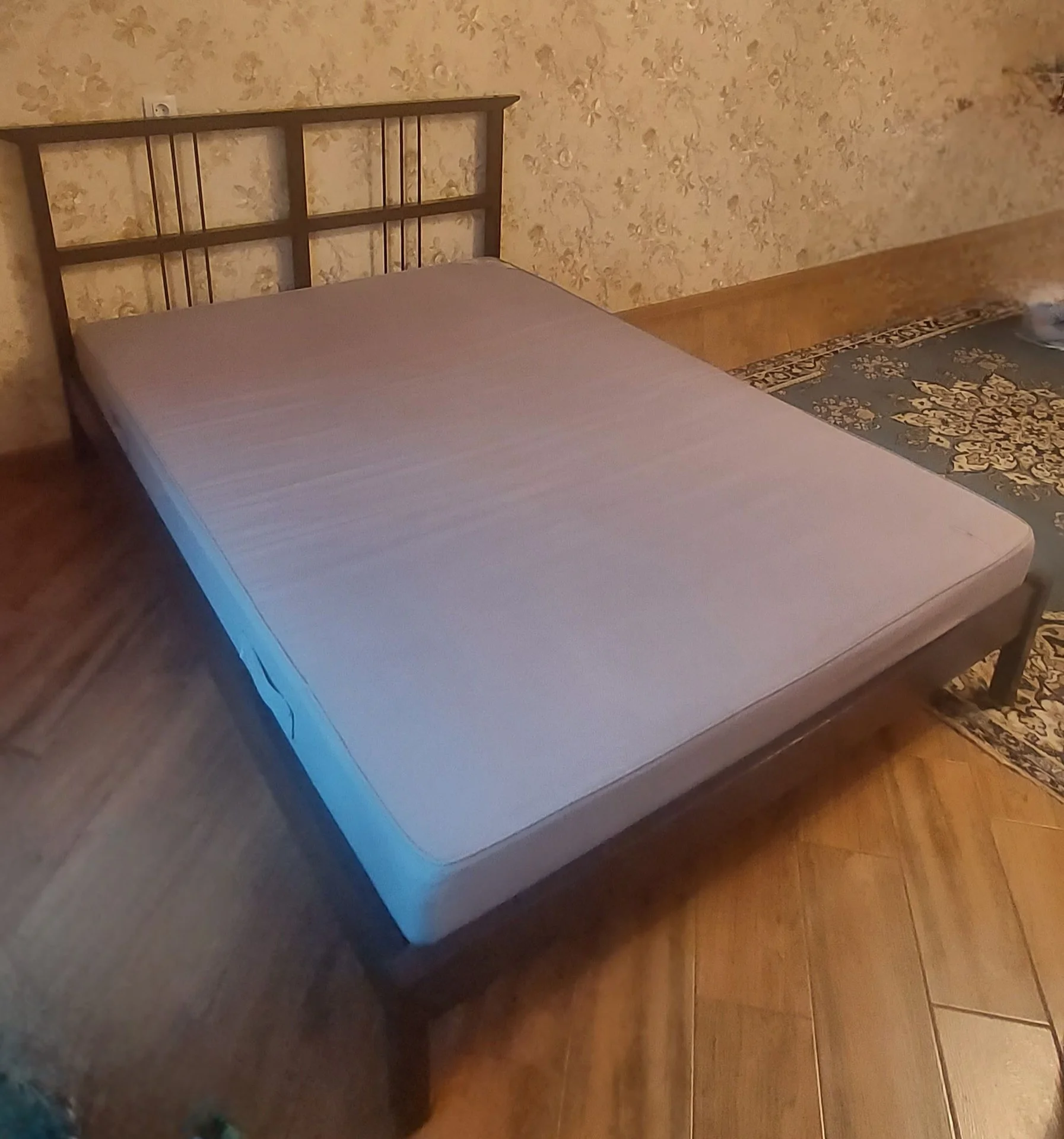 Кровать с матрасом - миниатюра 2