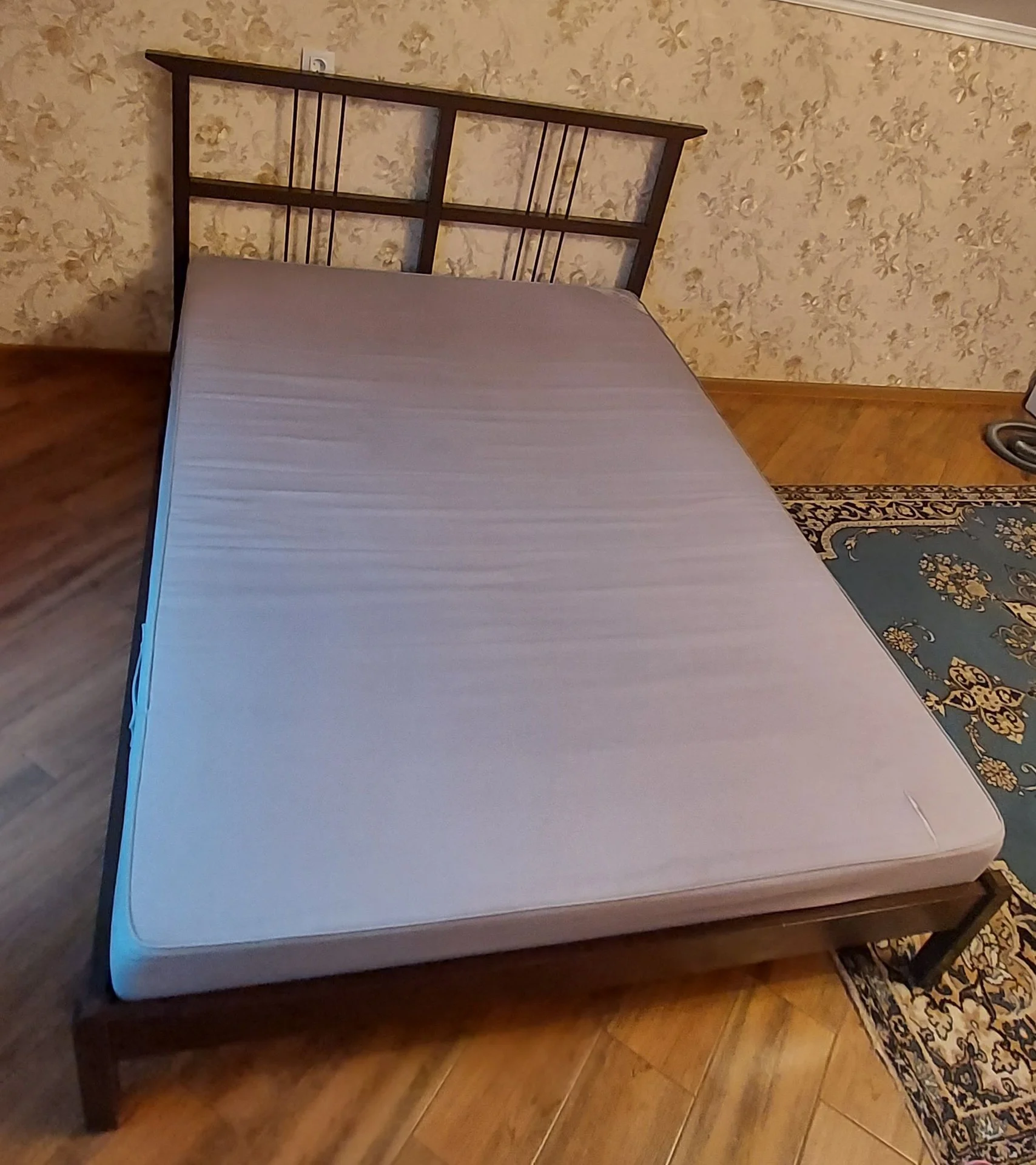 Кровать с матрасом - миниатюра 3