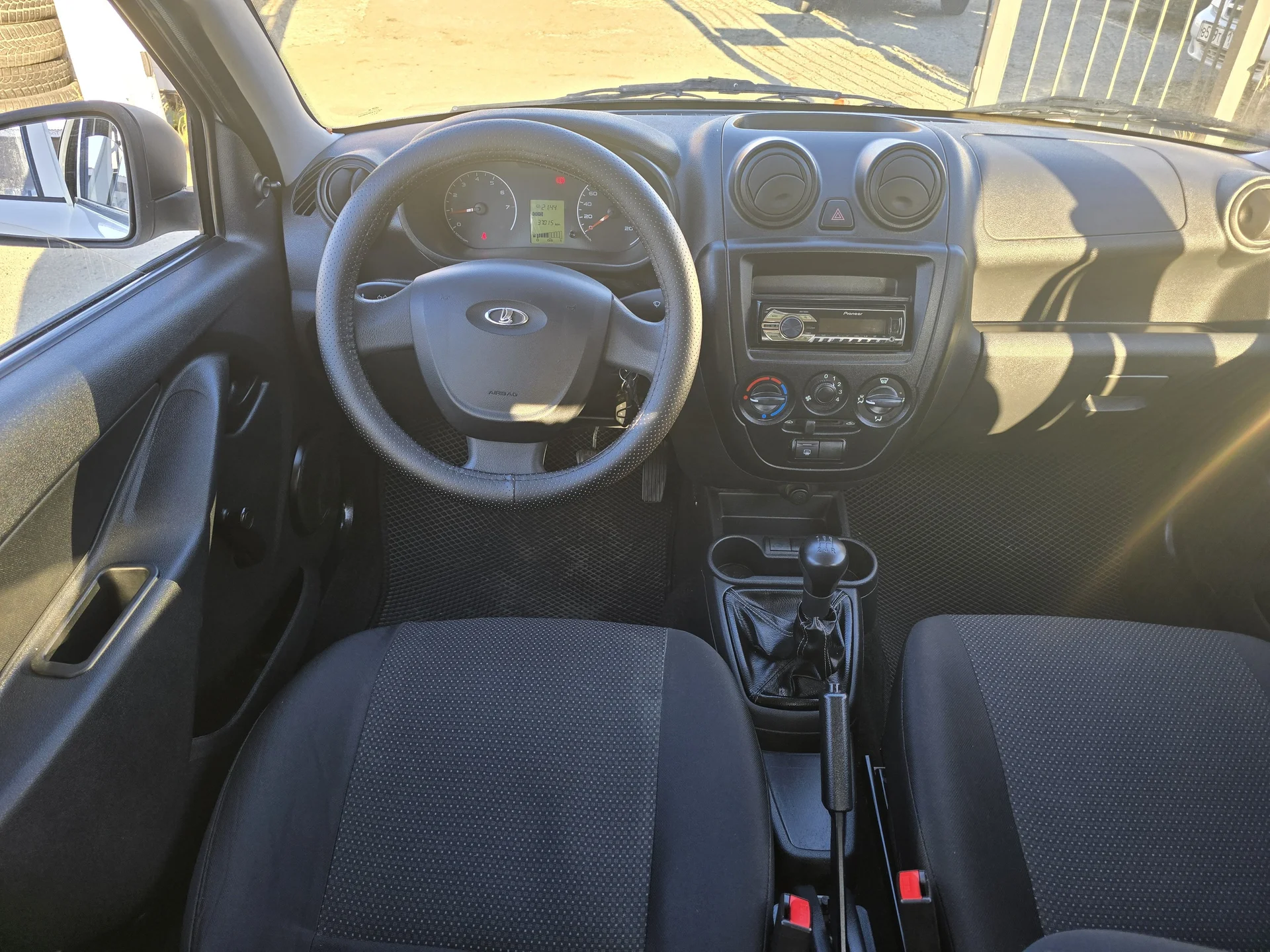 LADA Granta 1.6 МТ, 2015г.в. - миниатюра 9