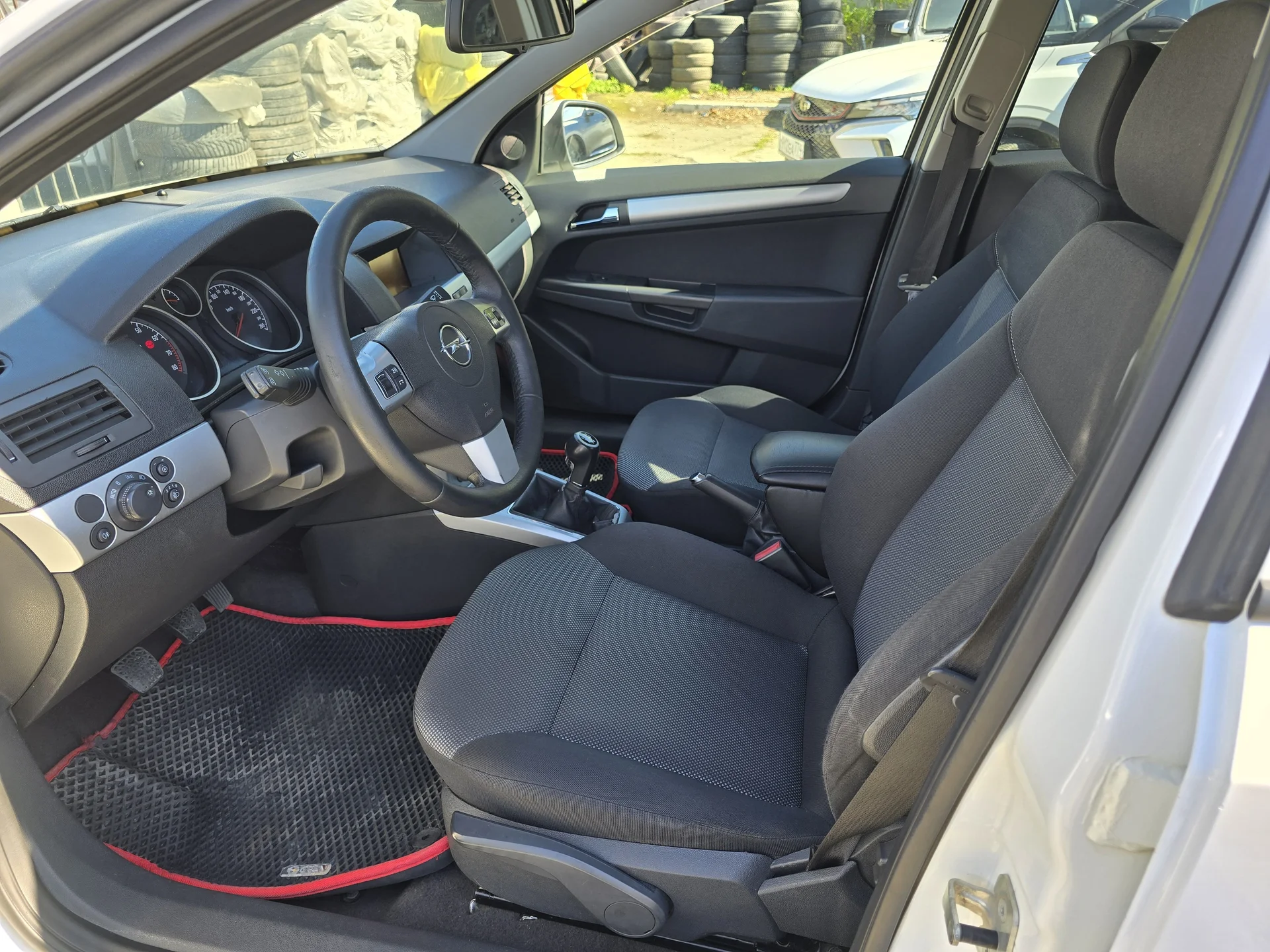 Opel Astra 1.6 МТ, 2011г.в. - миниатюра 7