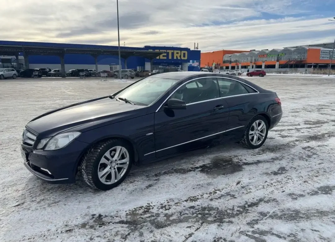 Mercedes E200 купе 2010 года - миниатюра 3
