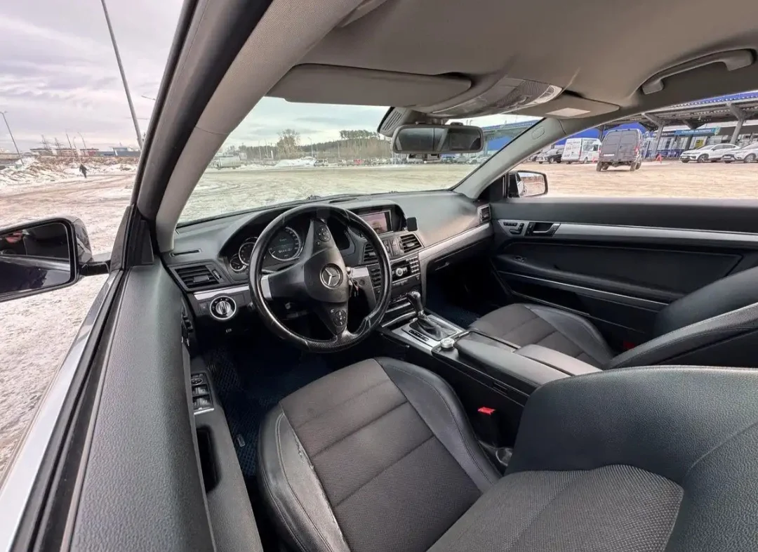 Mercedes E200 купе 2010 года - миниатюра 6