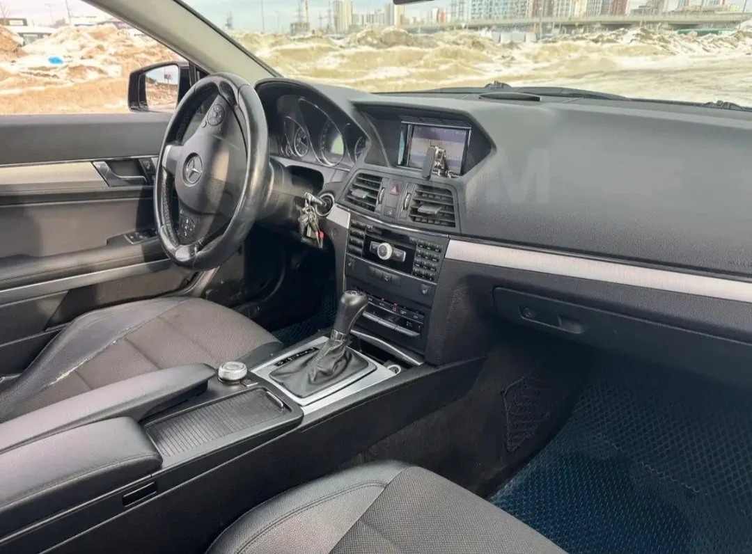 Mercedes E200 купе 2010 года - миниатюра 7
