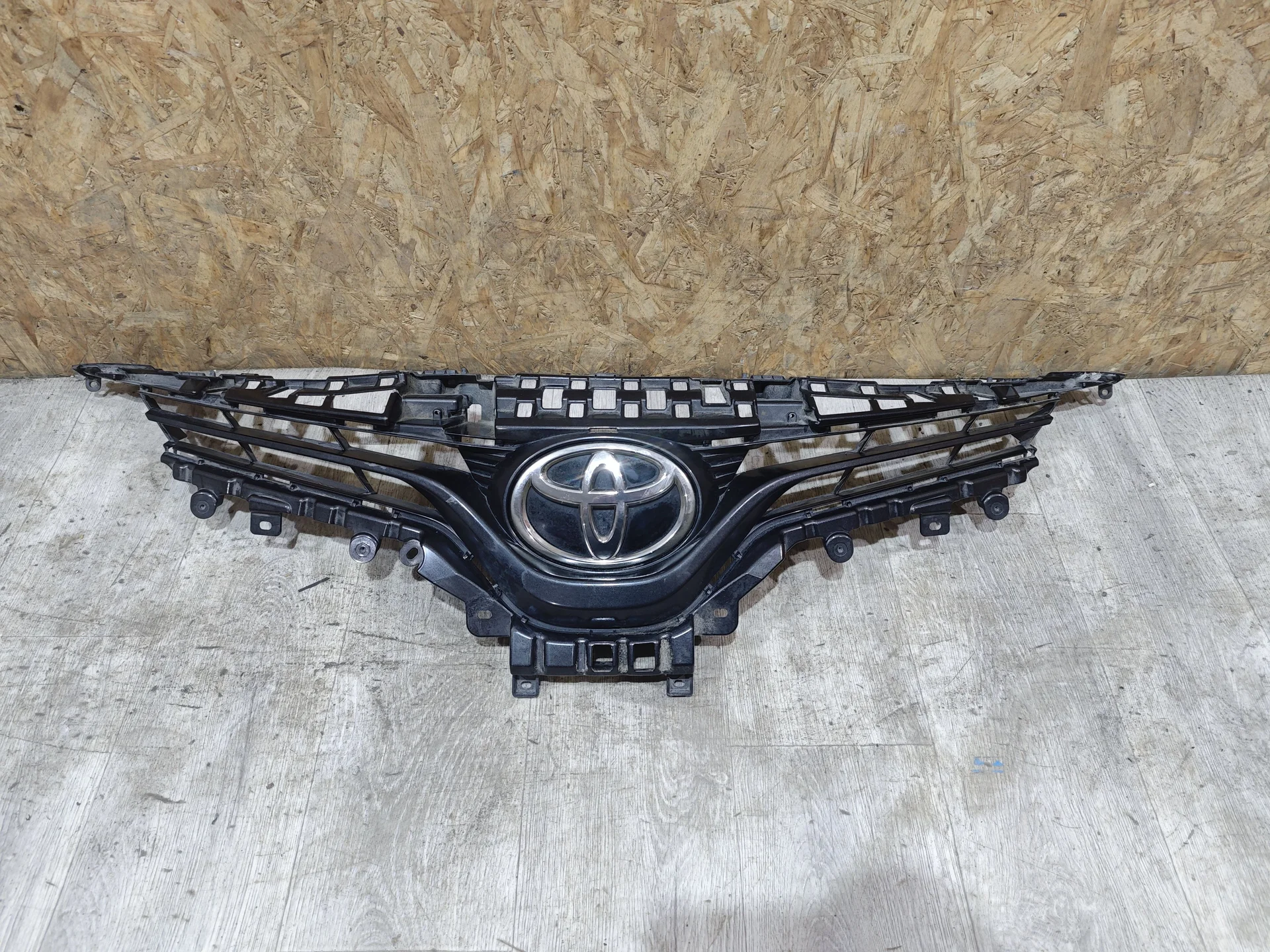 Решетка радиатора Toyota Camry V70 - изображение 1