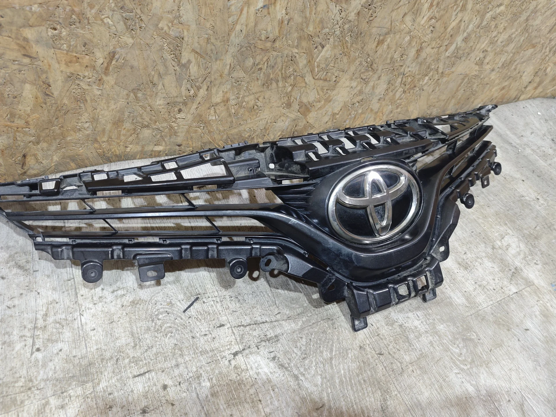 Решетка радиатора Toyota Camry V70 - миниатюра 2