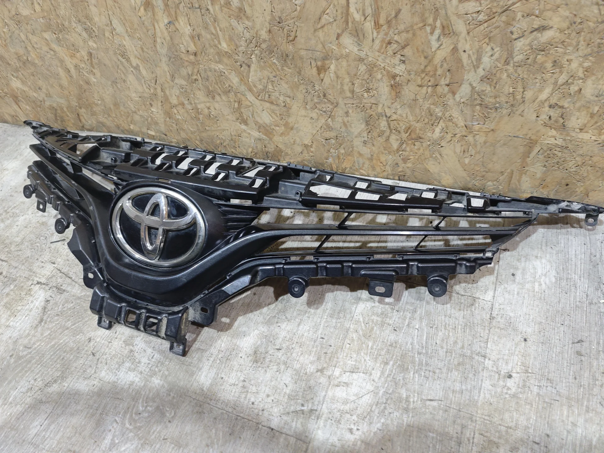 Решетка радиатора Toyota Camry V70 - миниатюра 3
