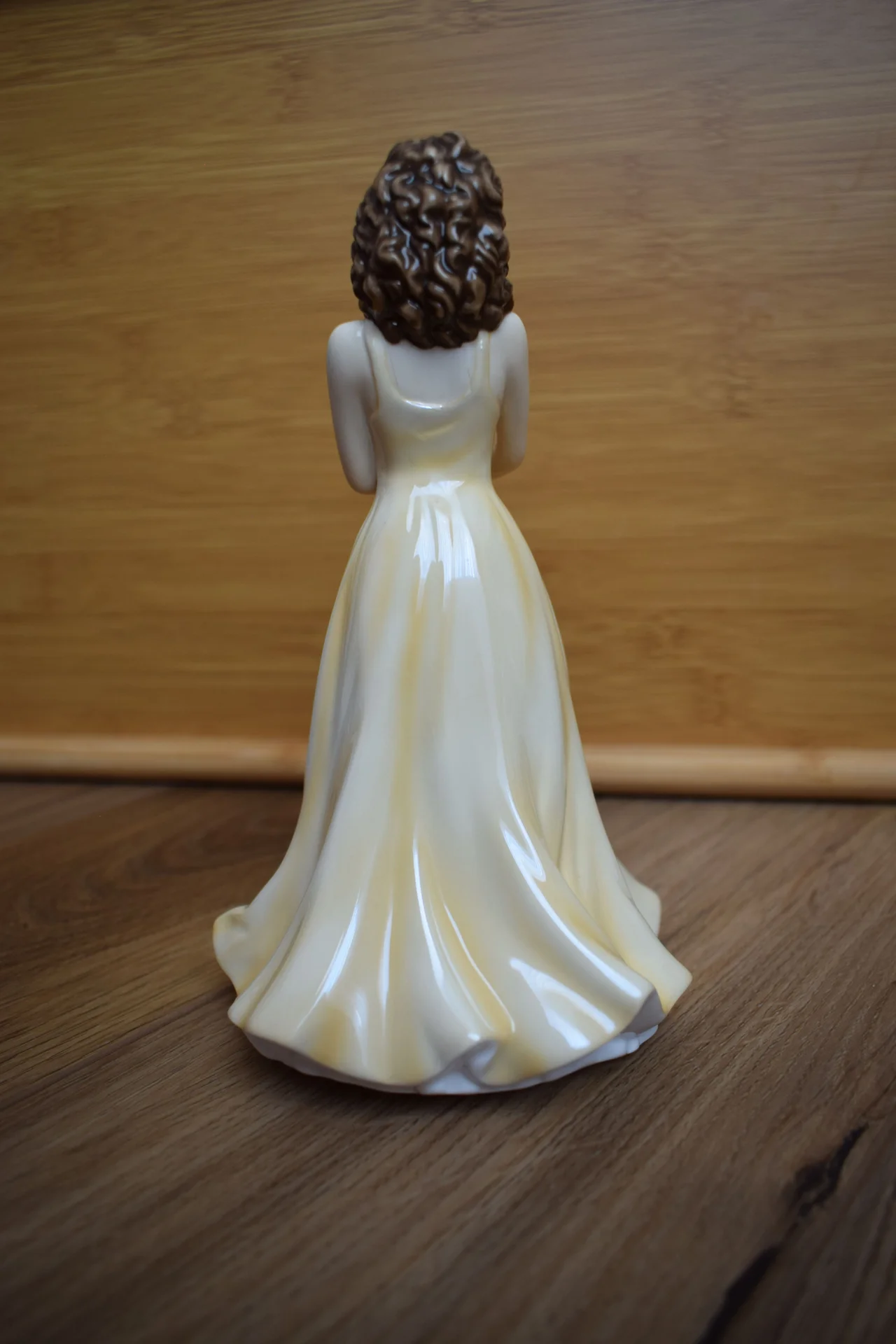 Статуэтка Royal Doulton Июнь, Жемчуг 17см - миниатюра 2