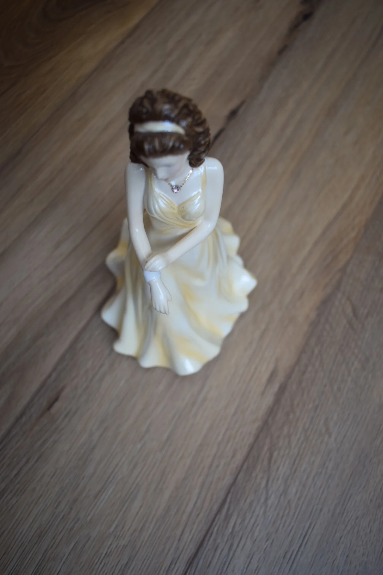 Статуэтка Royal Doulton Июнь, Жемчуг 17см - миниатюра 3