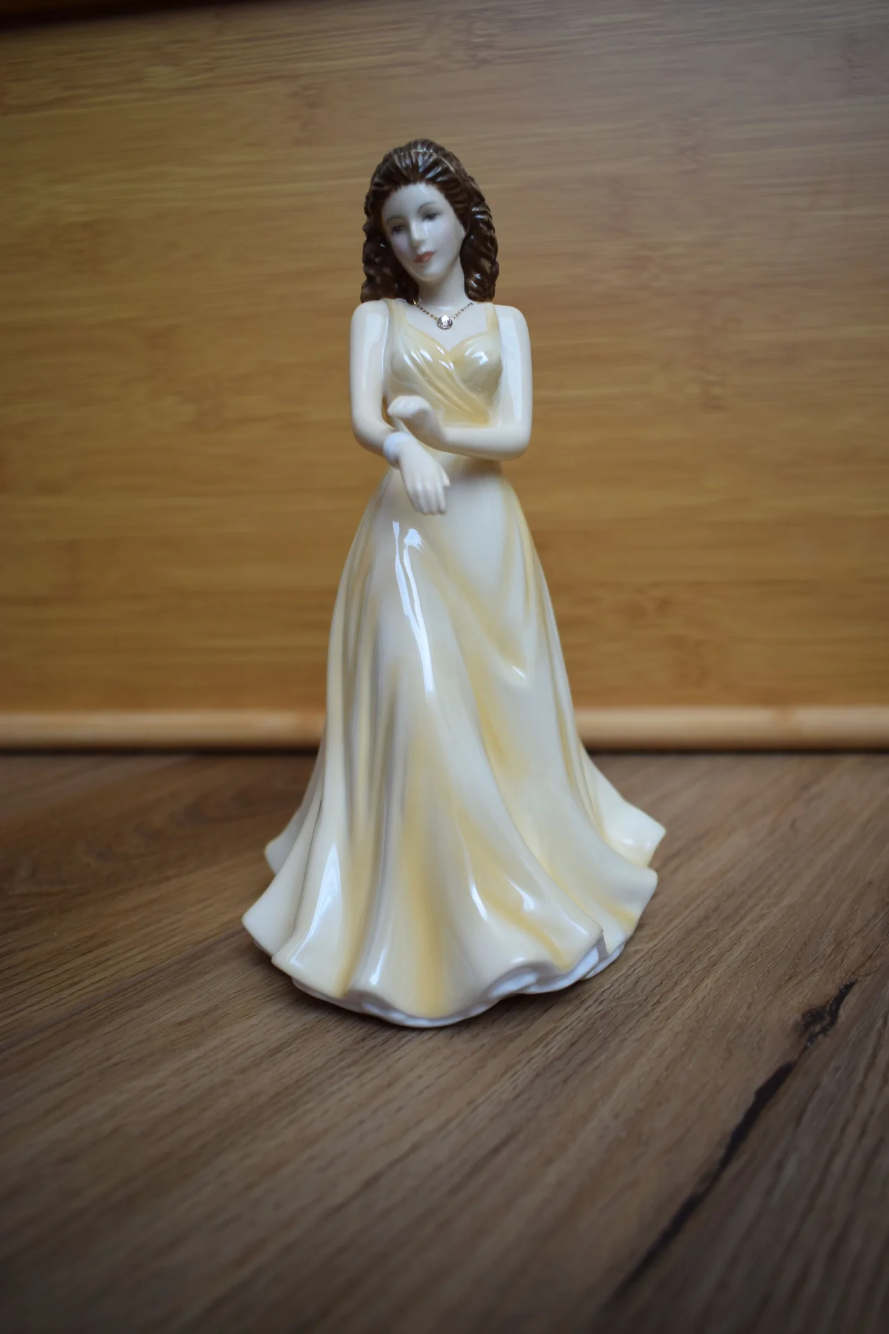 Статуэтка Royal Doulton Июнь, Жемчуг 17см - миниатюра 4