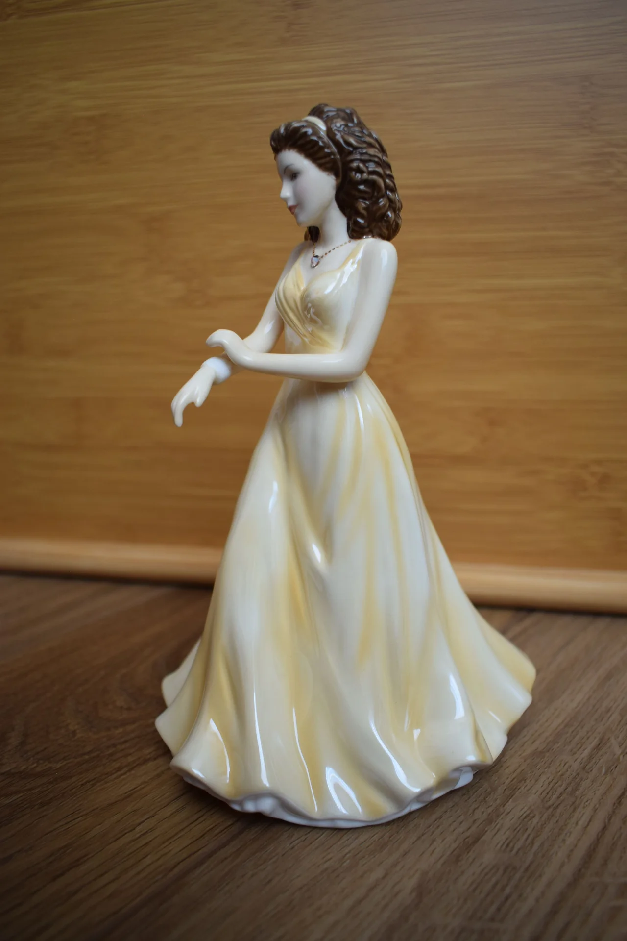 Статуэтка Royal Doulton Июнь, Жемчуг 17см - миниатюра 5