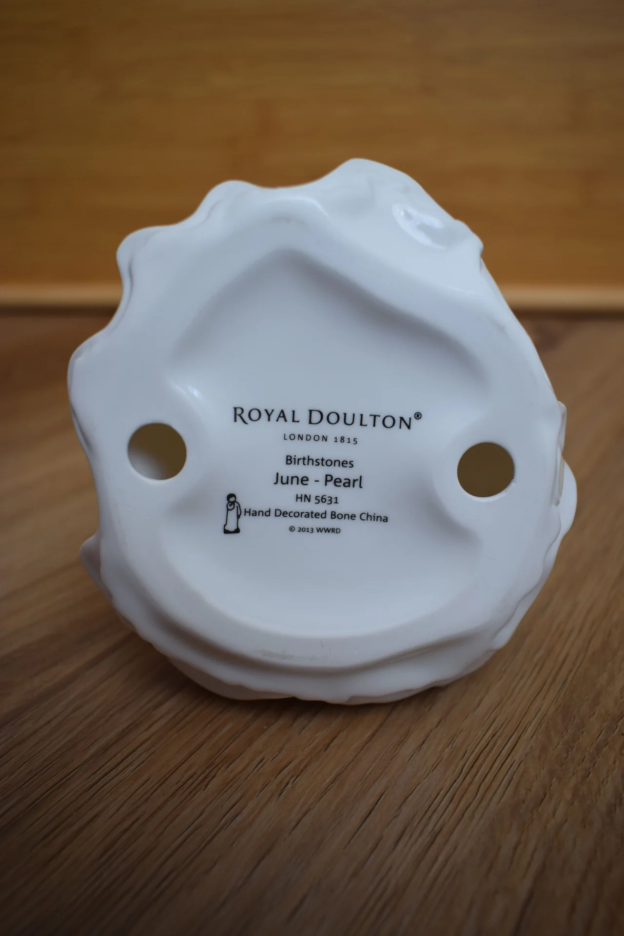 Статуэтка Royal Doulton Июнь, Жемчуг 17см - миниатюра 6