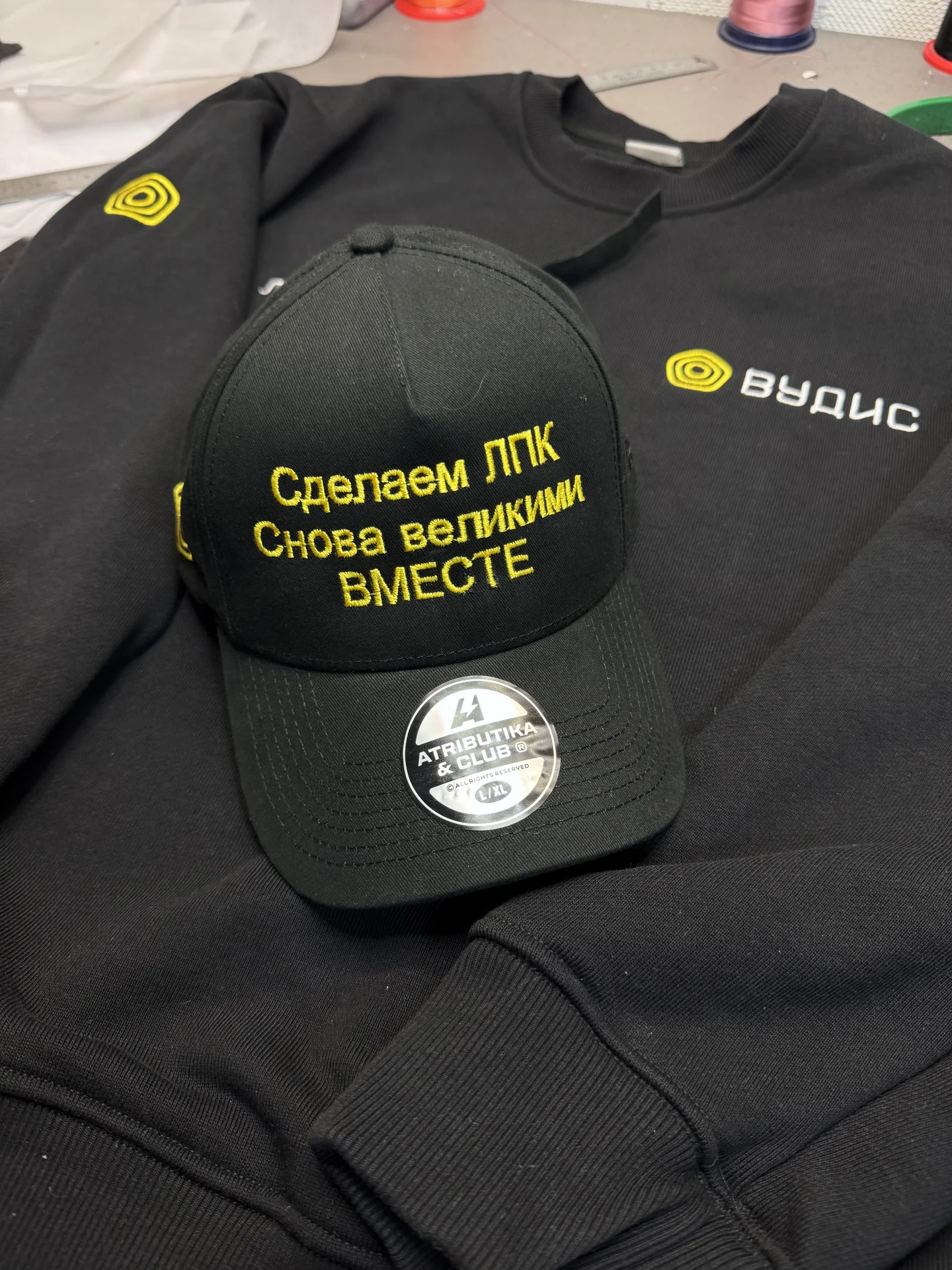 Машинная вышивка на одежде - миниатюра 9