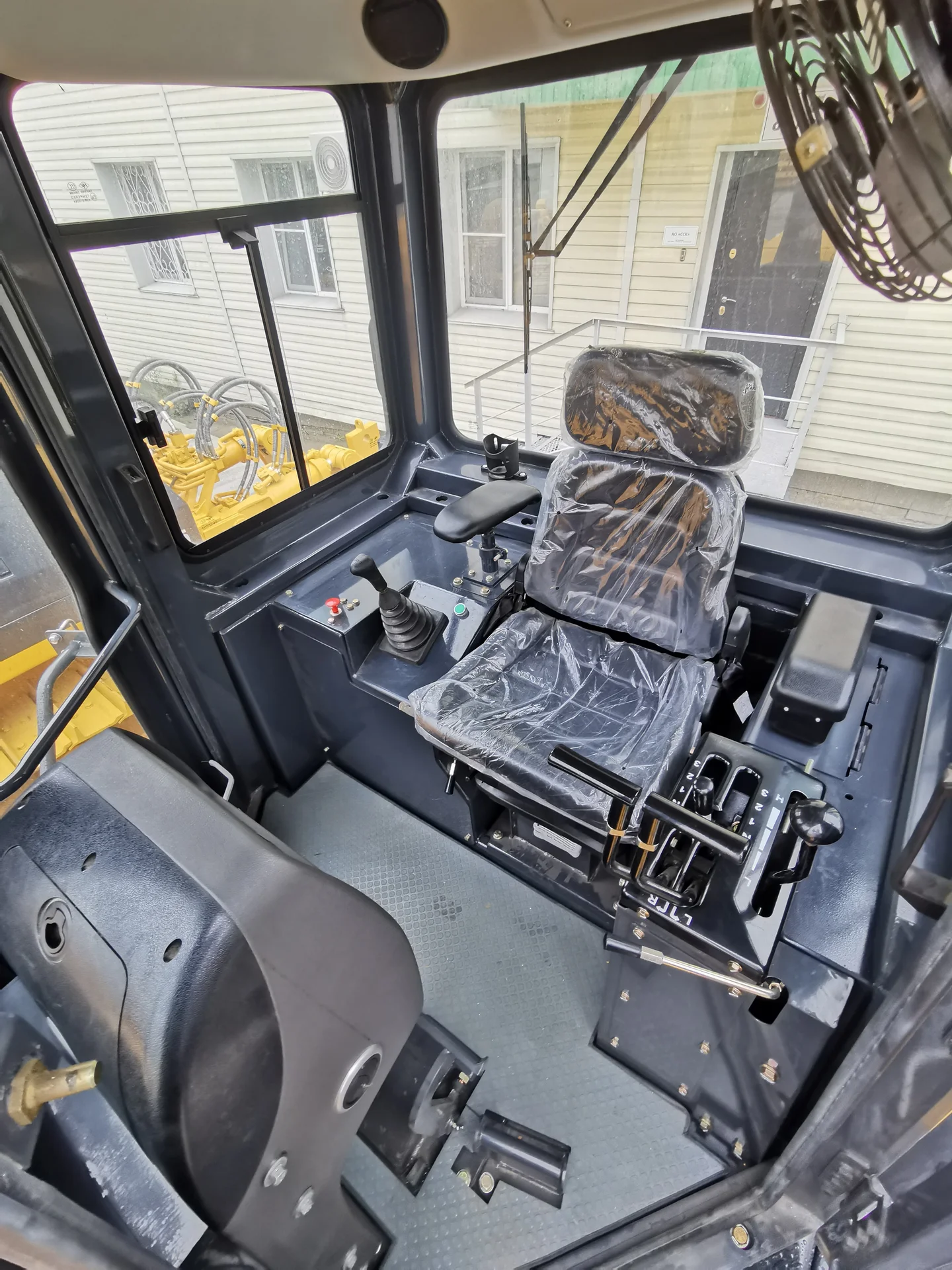 Бульдозер гусеничный болотоход BEEZONE D26-5S - миниатюра 2