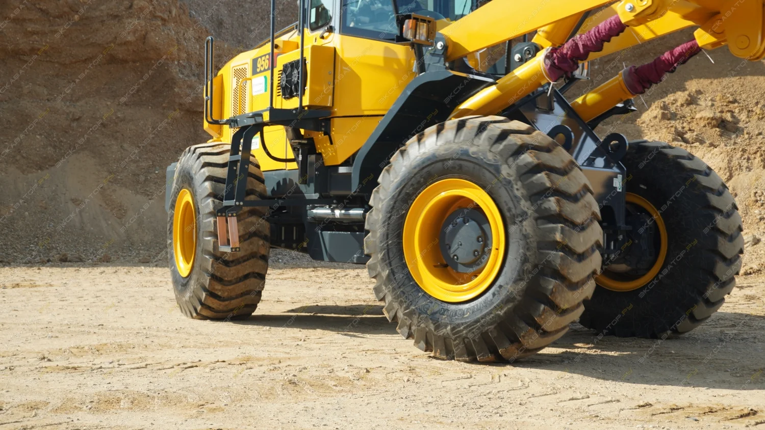 Фронтальный погрузчик Beezone B956GT - миниатюра 5
