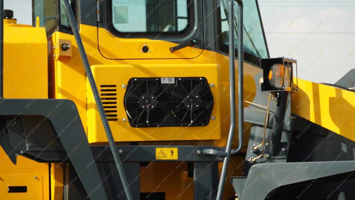Фронтальный погрузчик Beezone B966GT - миниатюра 3