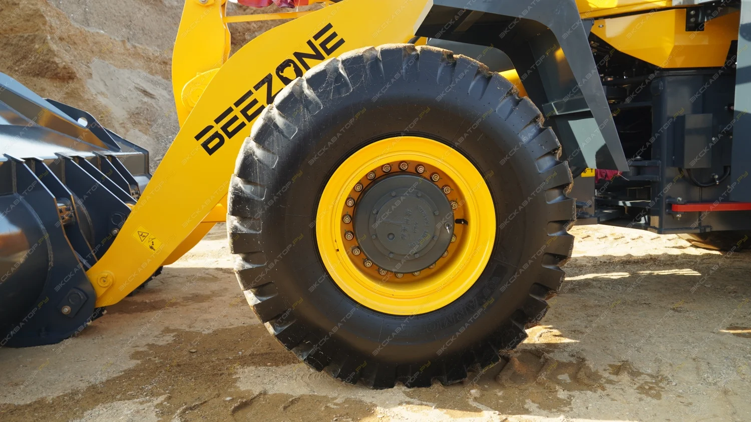 Фронтальный погрузчик Beezone B966GT - миниатюра 10