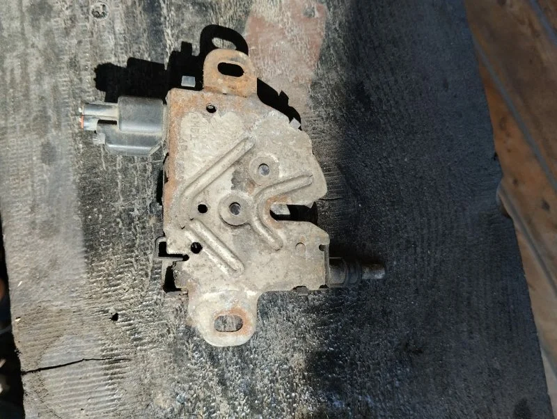 Замок капота Ford фокус 2 ХЕТЧБЕК 1.6 2007 - миниатюра 2