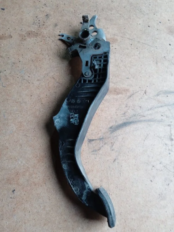 Педаль сцепления Chevrolet круз ХЕТЧБЕК 1.6 F16D3 - изображение 1