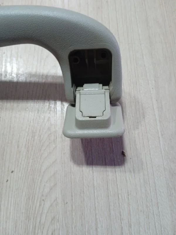 Ручка потолка Chevrolet круз ХЕТЧБЕК 1.6 F16D3 - миниатюра 2