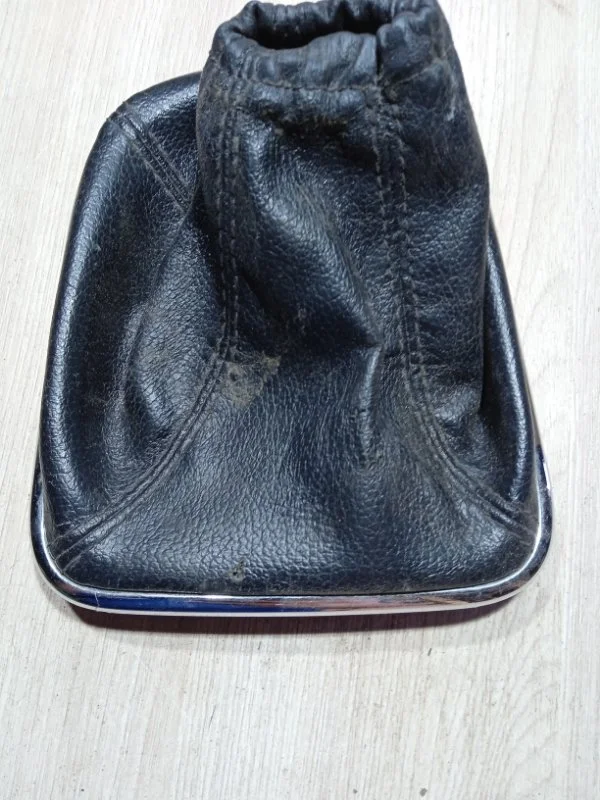 Кожух ручки КПП Chevrolet круз ХЕТЧБЕК 1.6 F16D3 - миниатюра 2