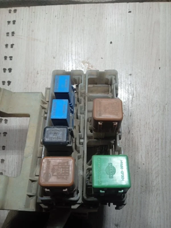 Блок предохранителей под капот Nissan альмера N16 - миниатюра 2